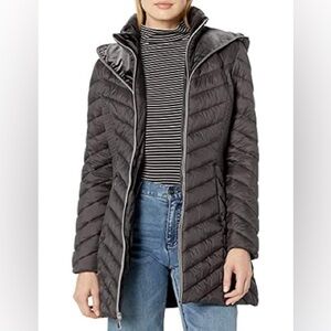Laundry By Shelli Segal Women's Lightweight Puffer Jacket with Velvet